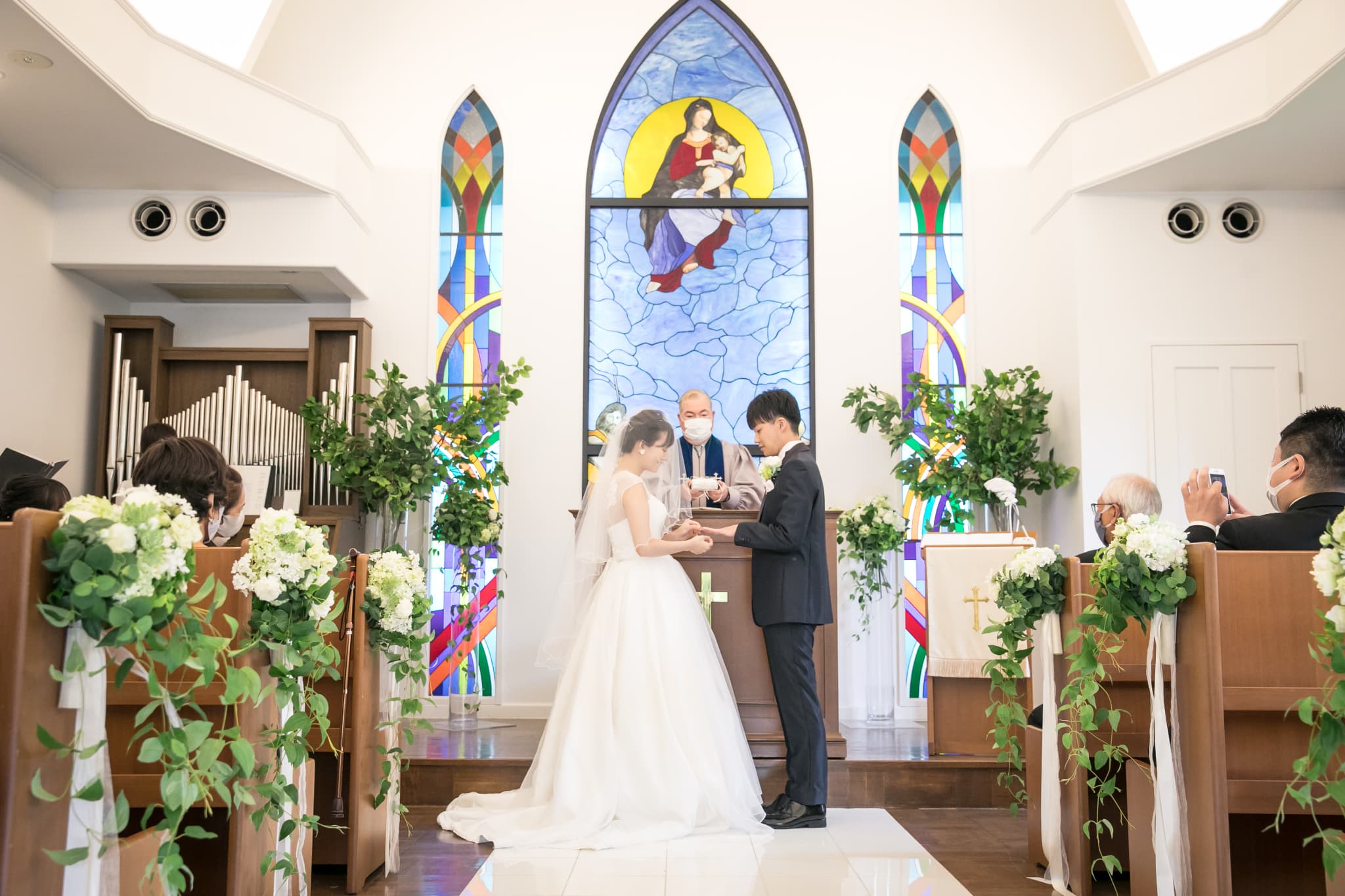 パイプオルガンの生演奏や聖歌隊の讃美歌が挙式をより一層神聖なものに。大切な人に感謝の気持ちを伝え、おふたりの未来を誓うアットホームなセレモニーを。